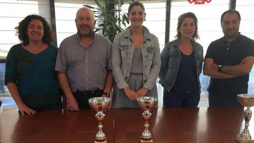 Representantes del Concello de Moaña y del Domaio en la presentación del trofeo. // G. Núñez