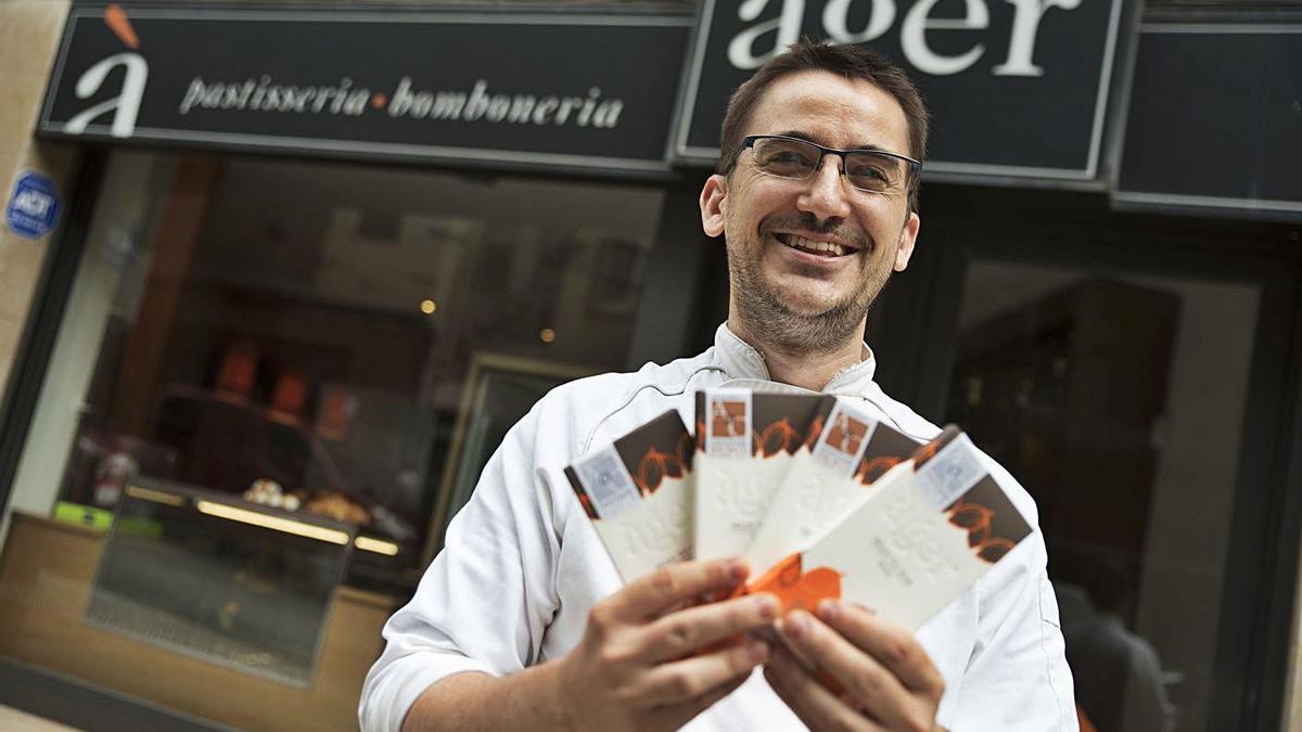 Miquel Viñolas, davant la pastisseria amb rajoles de les quatre creacions premiades | OSCAR BAYONA
