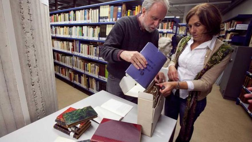 Santiago Caravia y Milagros García, en la Biblioteca Pérez de Ayala con parte de la documentación del legado de Camín.