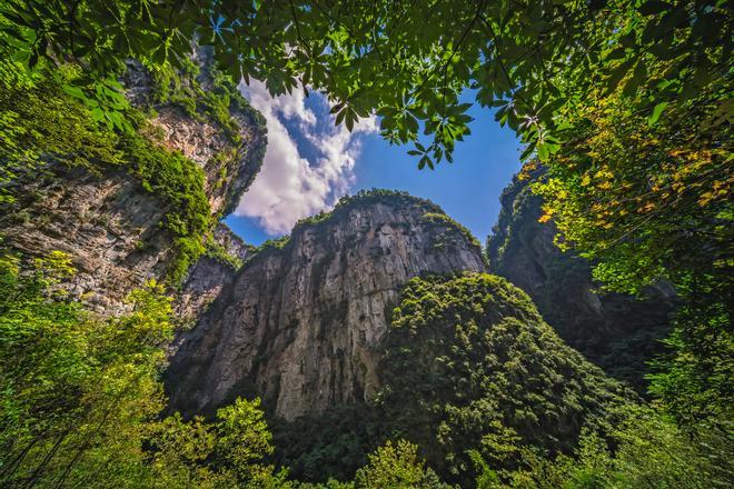 Enormes paredes verticales de roca en el Parque Nacional Wulong, en Chongqing.