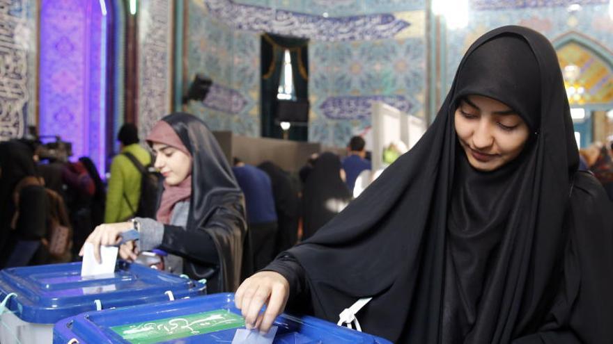Mujeres iraníes votan en las elecciones.