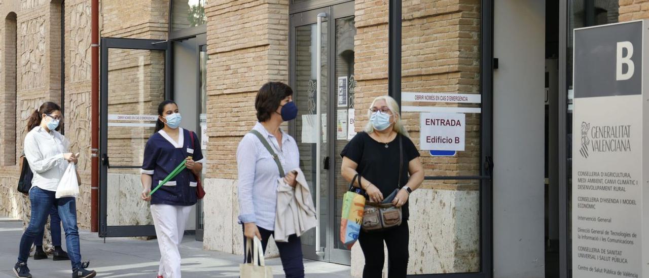 Varias empleadas de la ciudad administrativa de la Generalitat acuden a sus puestos de trabajo.  | GERMÁN CABALLERO