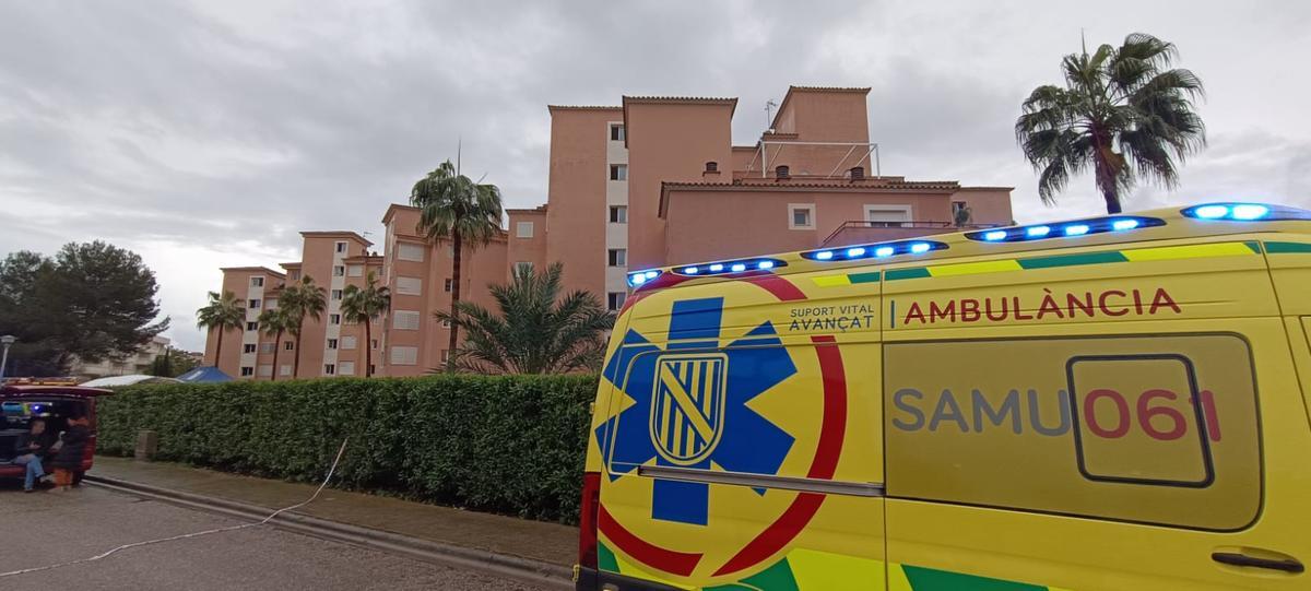 FOTOS | Desalojan a unos 60 vecinos por el incendio de un garaje en un edificio de Sa Coma