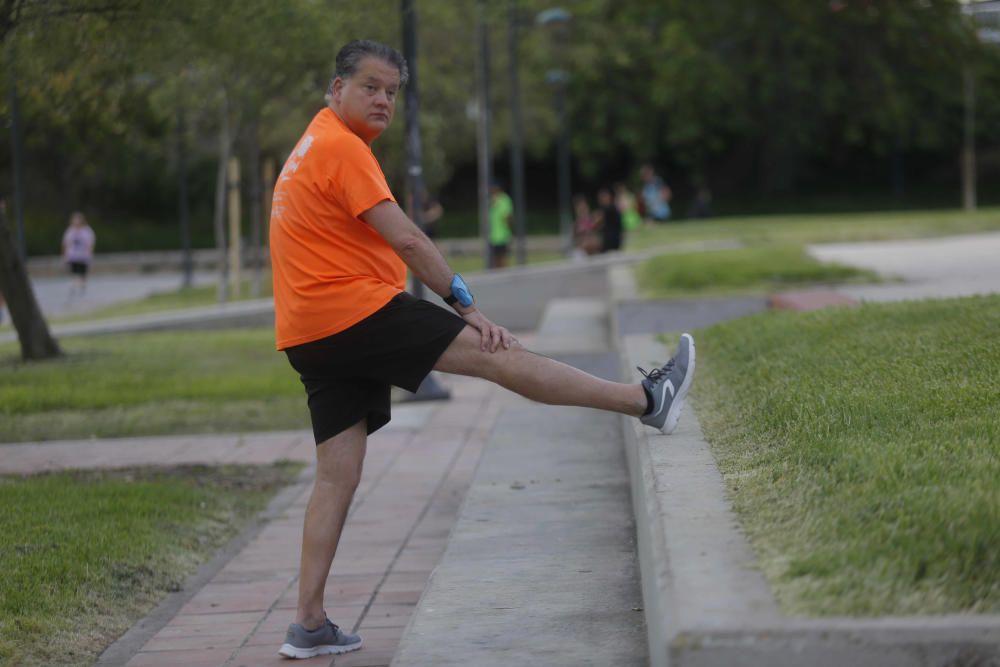 Deportistas en el Paseo Marítimo y en el Jardín del Turia de València