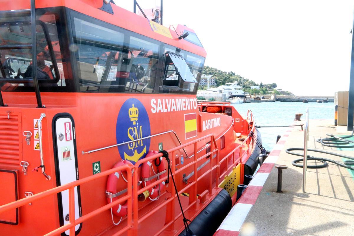 L'embarcació de Salvament Marítim al port de Roses.