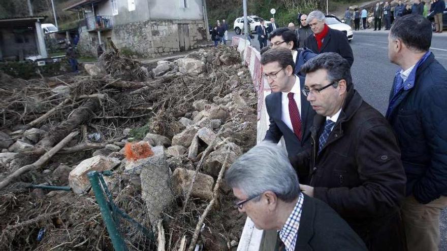 Feijóo, ayer, visita la zona afectada por el temporal en Redondela.