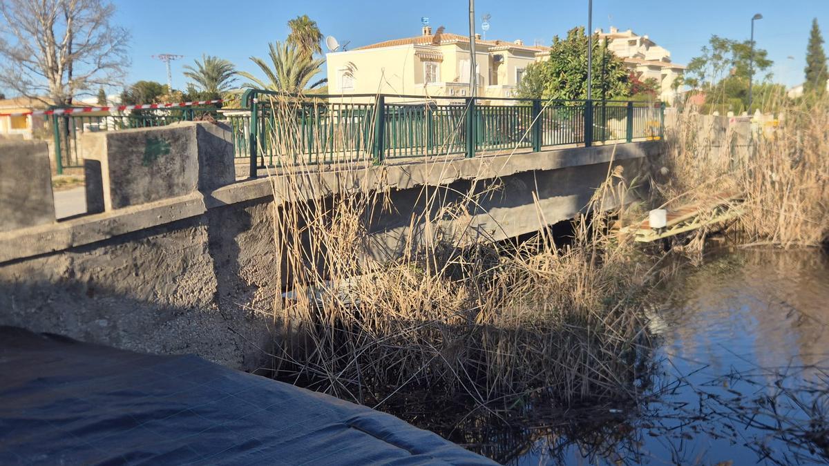 El puente, donde se observa el deterioro de la estructura.