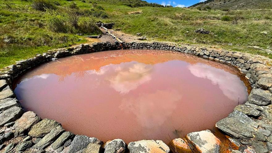 El lago rosa escondido en un bonito pueblo de Burgos: rodeado de ríos de sal pura y flotas más que en el Mar Muerto