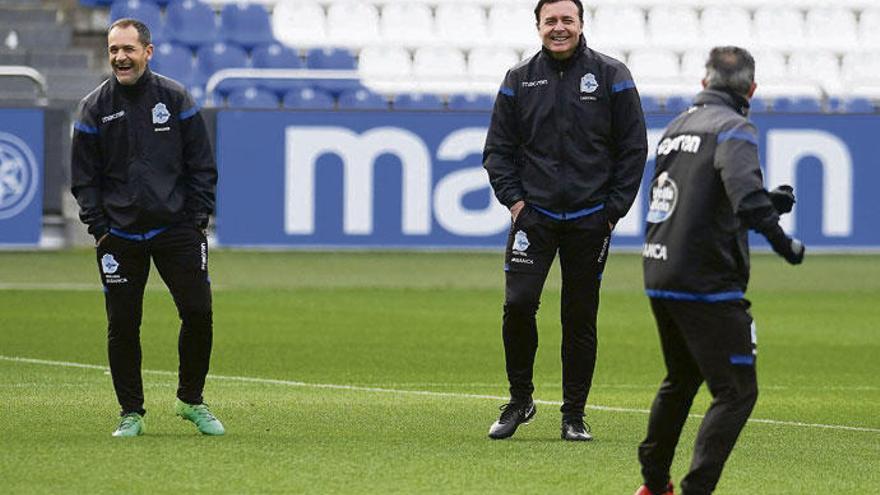 Cristóbal Parralo, entre Javier Manjarín y Julio Hernando, durante el entrenamiento de ayer en el estadio de Riazor.