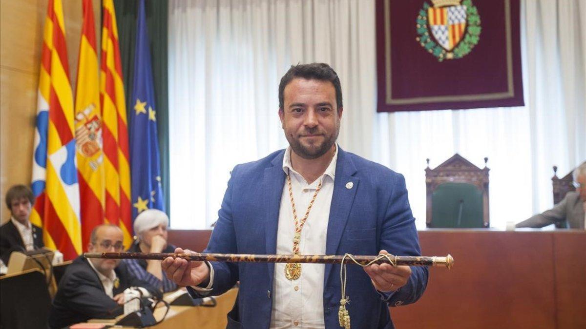 El alcalde de Badalona, con la vara de mando, en la sala de plenos del Ayuntamiento de Badalona