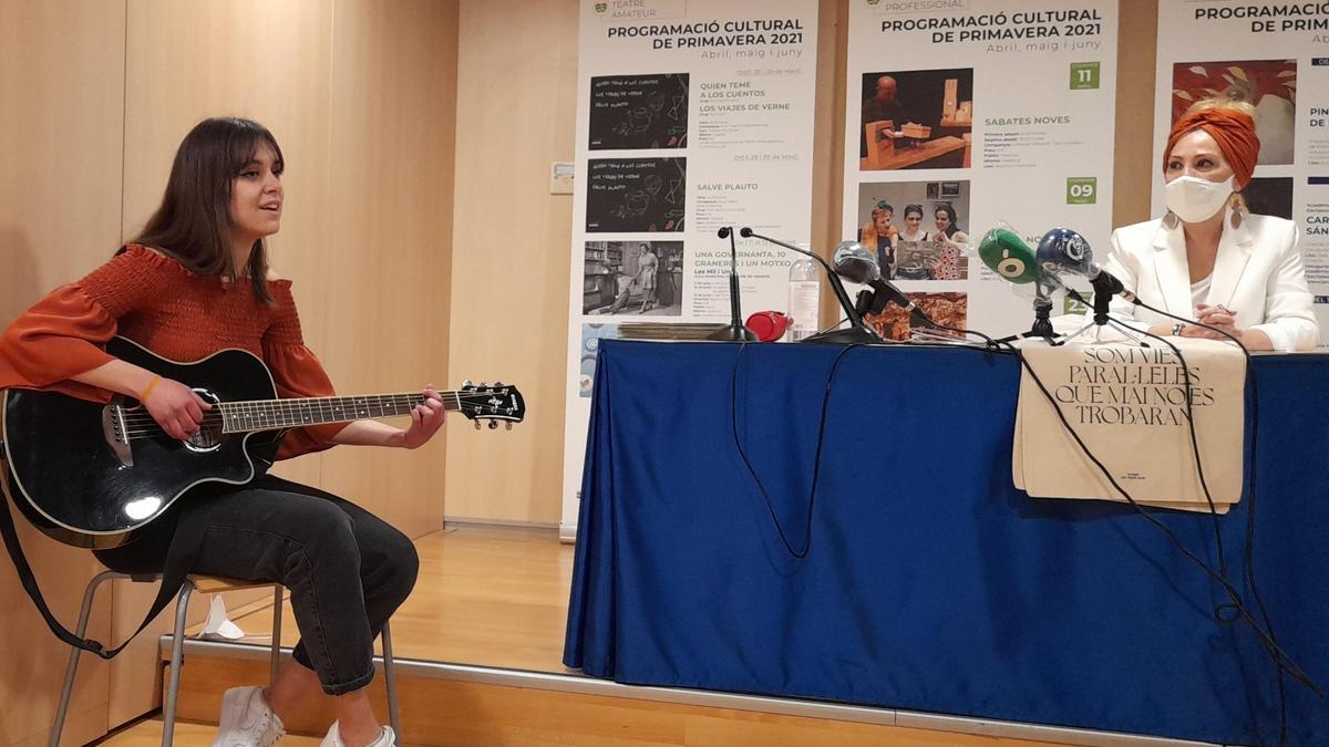 La cantautora local Esther Querol tocó una canción durante la presentación de la programación cultural.