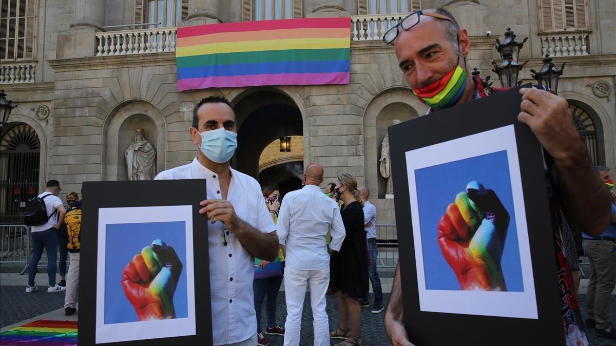 Asistentes a los actos del Día del Orgullo en la Plaça Sant Jaume