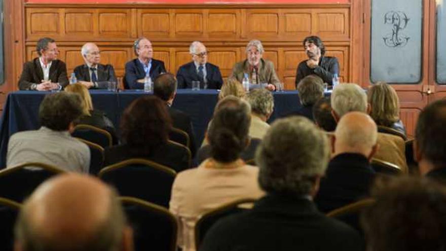 González, Bordes, Juan Miguel Sanjuán (vicepresidente del Gabinete), Chirino, Emperador y Augusto Vives, de izquierda a derecha, en la Junta.  | nacho gonzález