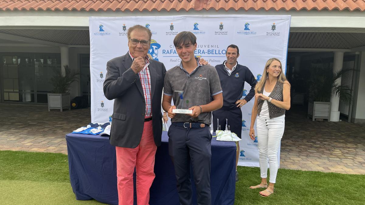 David Vega recibe su trofeo de campeón en la segunda prueba del Circuito Juvenil Rafa Cabrera Bello