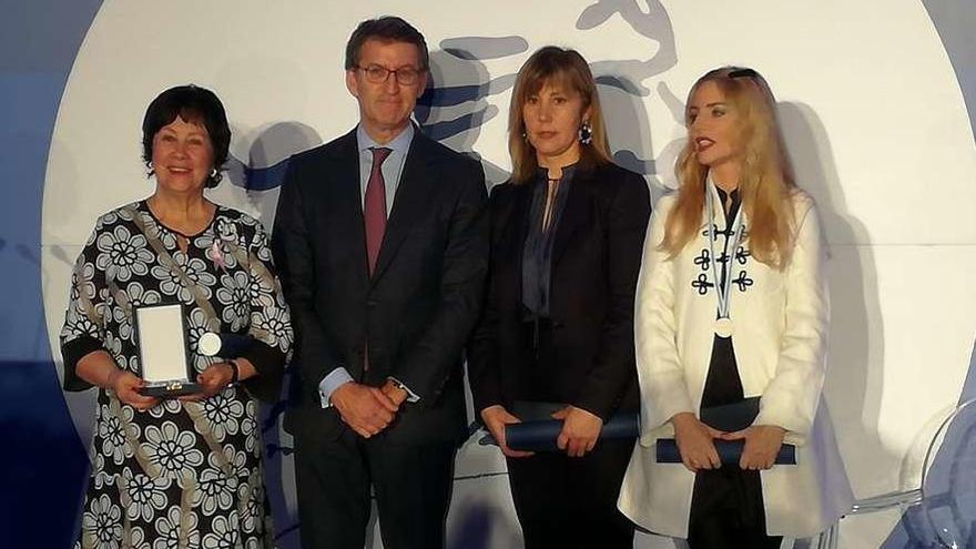 La presidenta de Adicam, Olga Sotelo, a su izquierda el presidente de la Xunta, Núñez Feijóo. // S.Á.