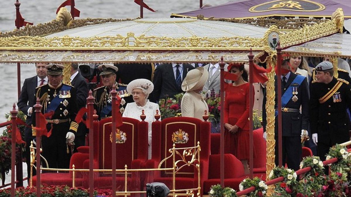 La reina Isabel II, con el resto de la familia real británica, en el desfile fluvial. EFE