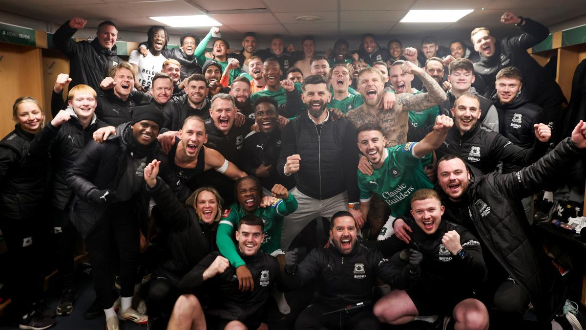 Los jugadores del Plymouth Argyle celebran la victoria ante el Liverpool