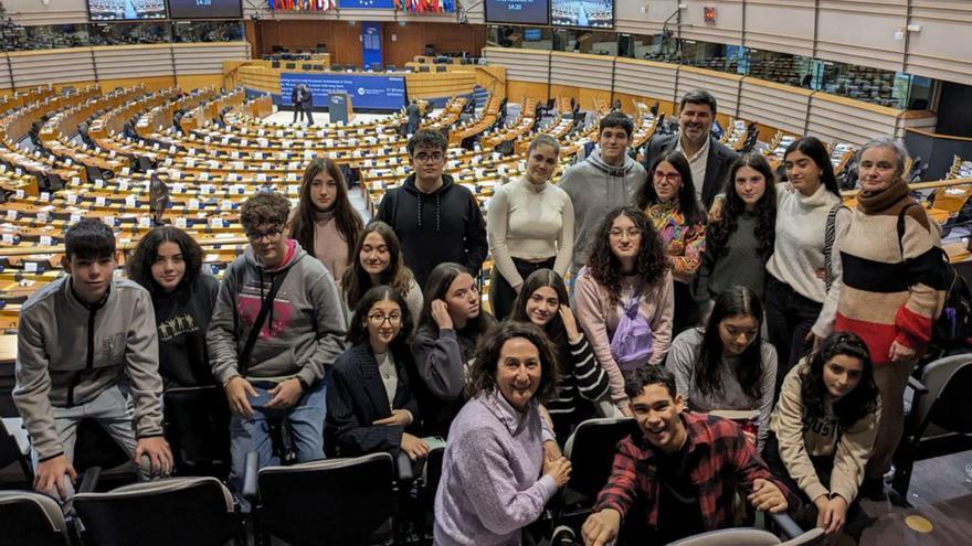 Nicolás González Casares recibe a alumnos del Laxeiro en Bruselas