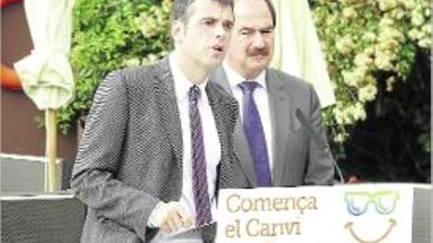 El candidat, Santi Vila, i el diputat Xavier Crespo, ahir a Lloret de Mar.