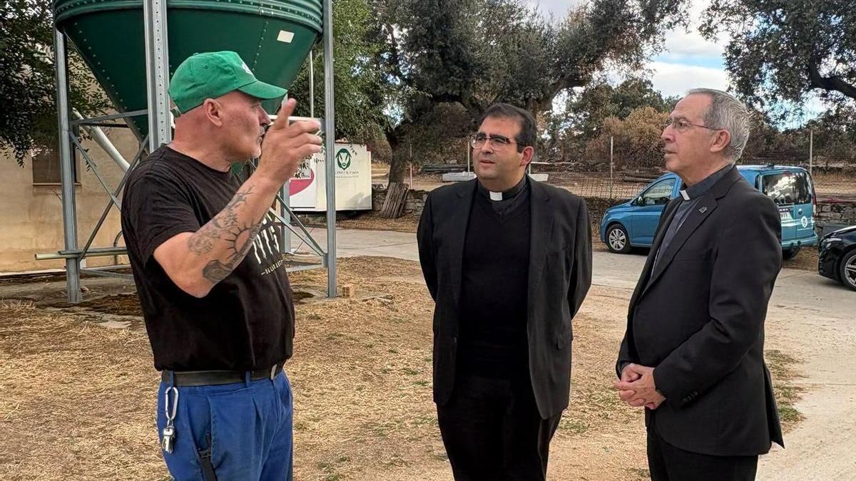 El obispo de Zamora, Fernando Valera, junto al párroco y arcipreste de Sayago, Juanjo Carbajo, visitan a un ganadero afectado en Zafara.