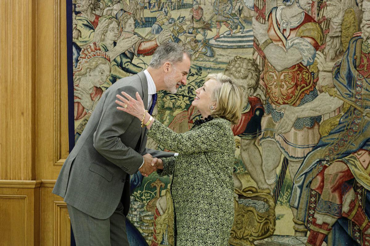 Felipe VI se reúne con Hillary Clinton en la Zarzuela
