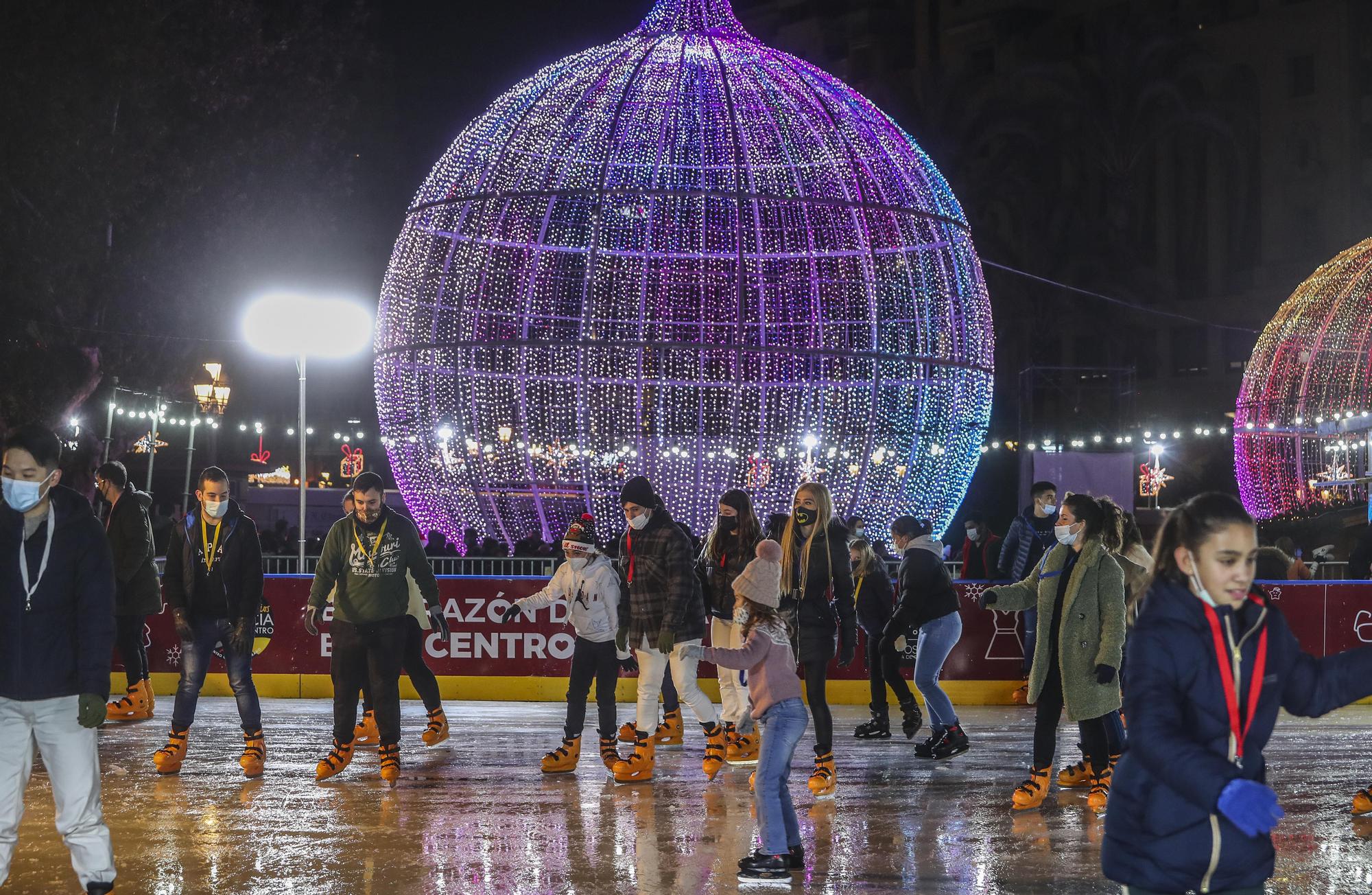 Pista de patinaje y luces de Navidad en la plaza del Ayuntamiento de València