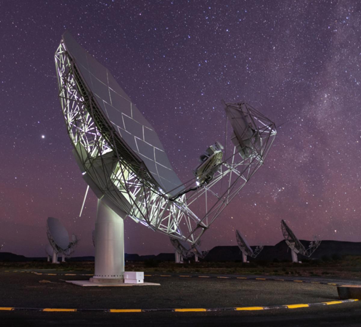 MeerKAT Radio Telescope (2024). Imagen del radiotelescopio MeerKAT capturada del web de SARAO.