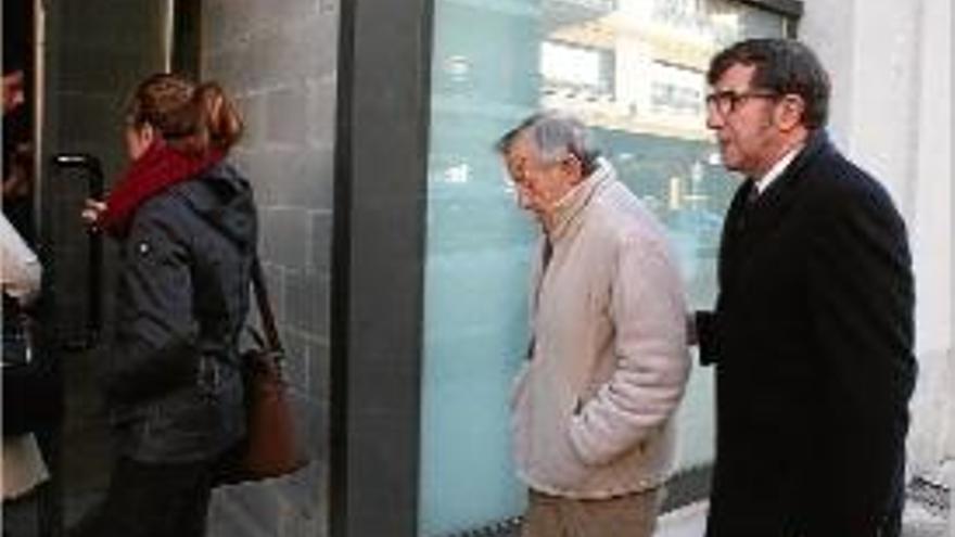 Un dels investigats amb el seu advocat, Carles Monguilod.