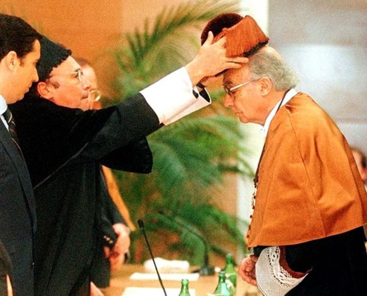 Saramago recibe el doctorado ’Honoris Causa’ de la Universidad de Valencia en 1999.