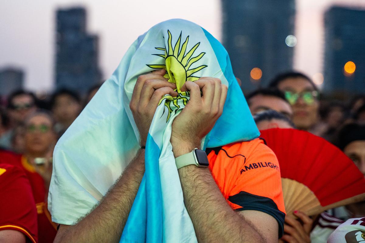 Aficionados de la selección española siguen la final del Mundial 2026, que disputan España y Argentina, en la pantalla gigante situada en la Plataforma Marina del Fòrum. Barcelona. 19/07/2026. Deportes. AUTOR: Marc Asensio