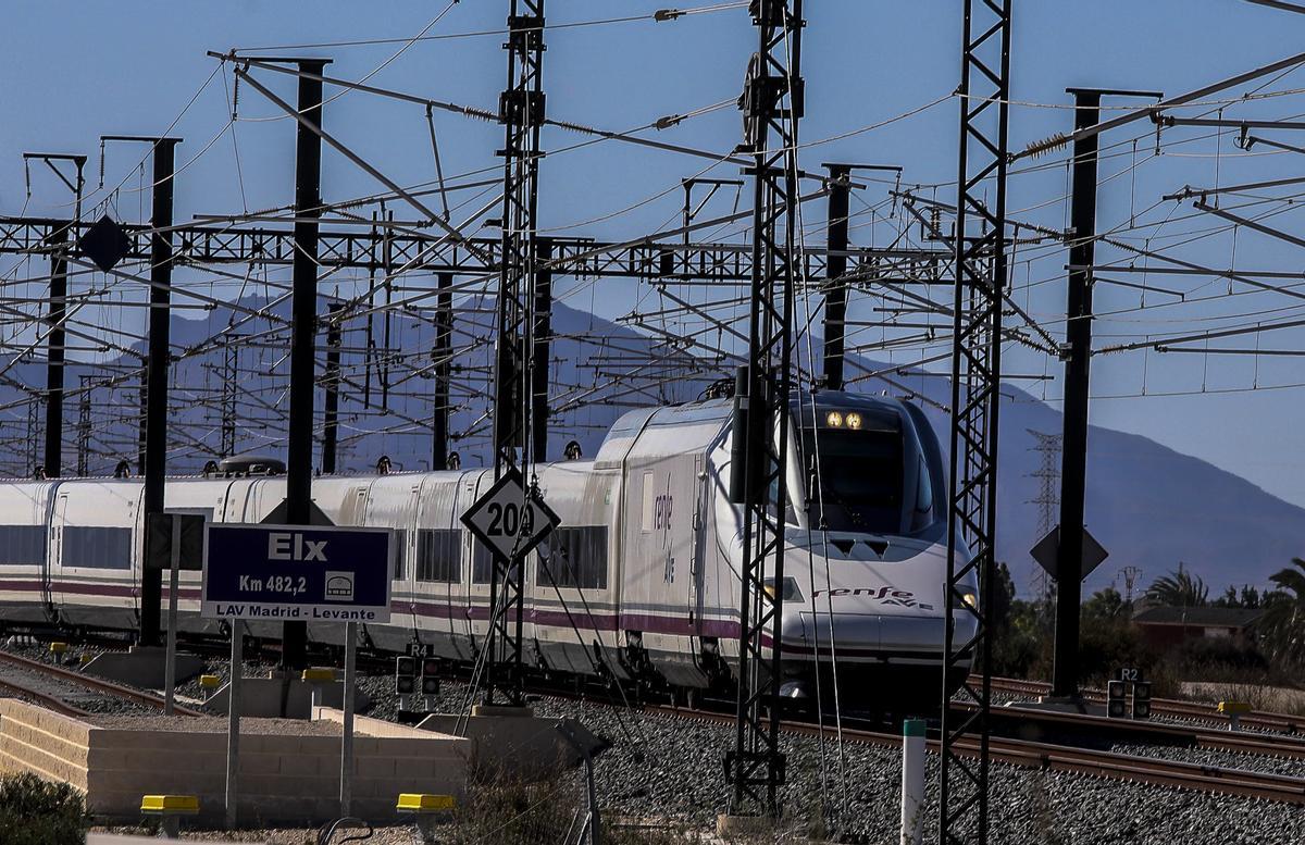 Un AVE abandona la estación de Elche