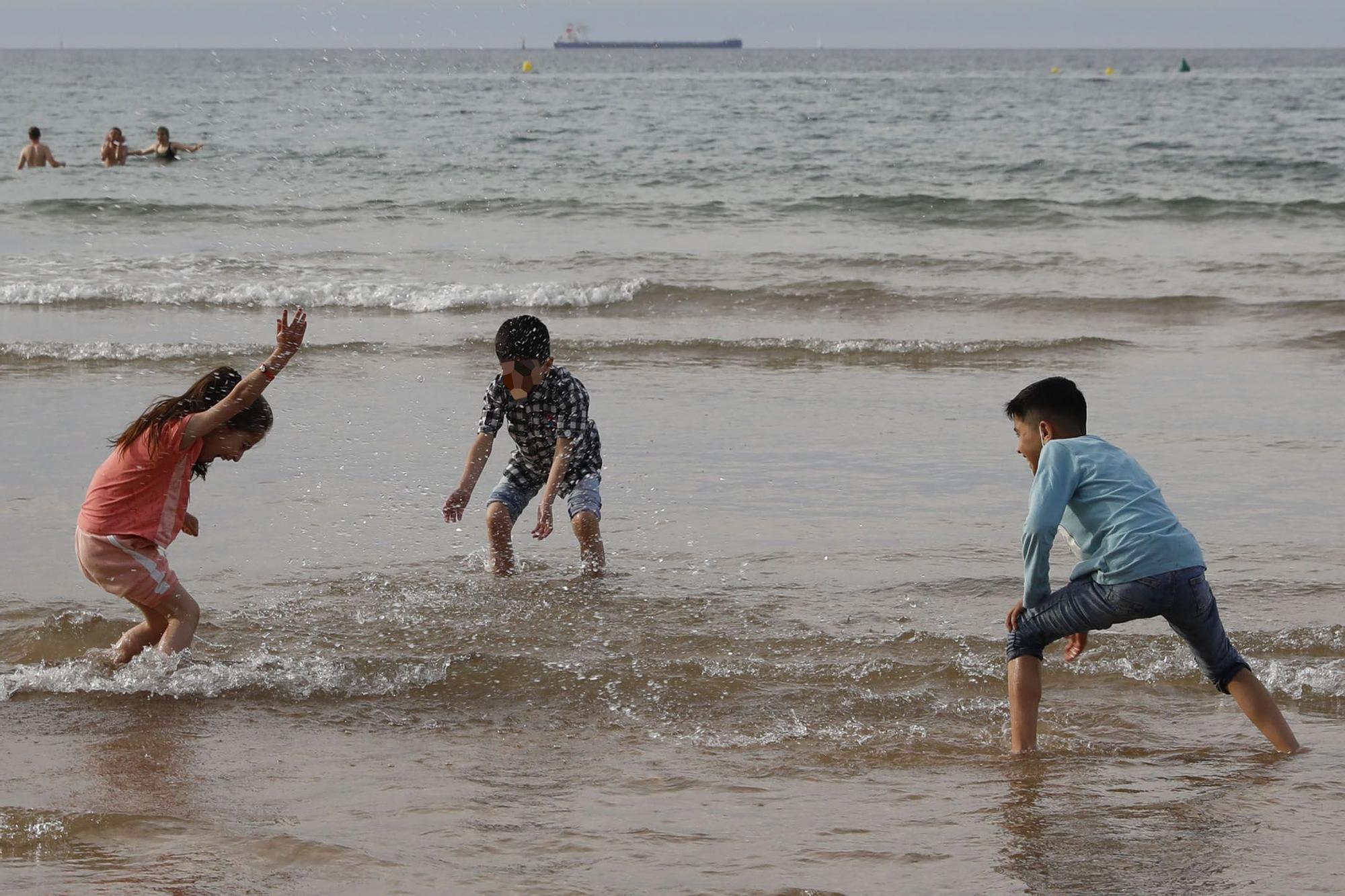 En imágenes: El expolicía afgano Tahir se reencuentra con su familia, que ve por primera vez el mar en Gijón