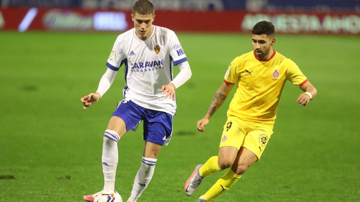 Luca Zanimacchia, en el duelo ante el Girona disputado en La Romareda en noviembre del 2020, defendido por Nahuel Bustos.
