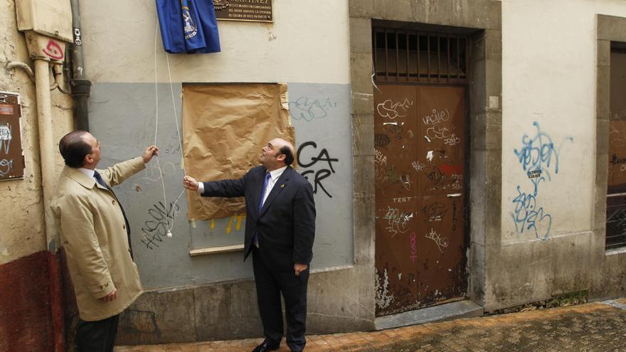 Braña, a la izquierda, e Iglesias Caunedo descubren la nueva placa de la calle Ildefonso Martínez.