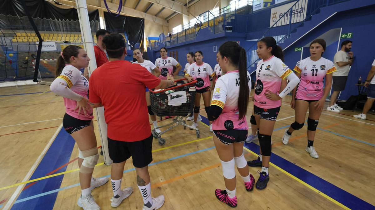 Todas las imágenes de las jornadas de tecnificación de vóley en el Polideportivo Es Viver