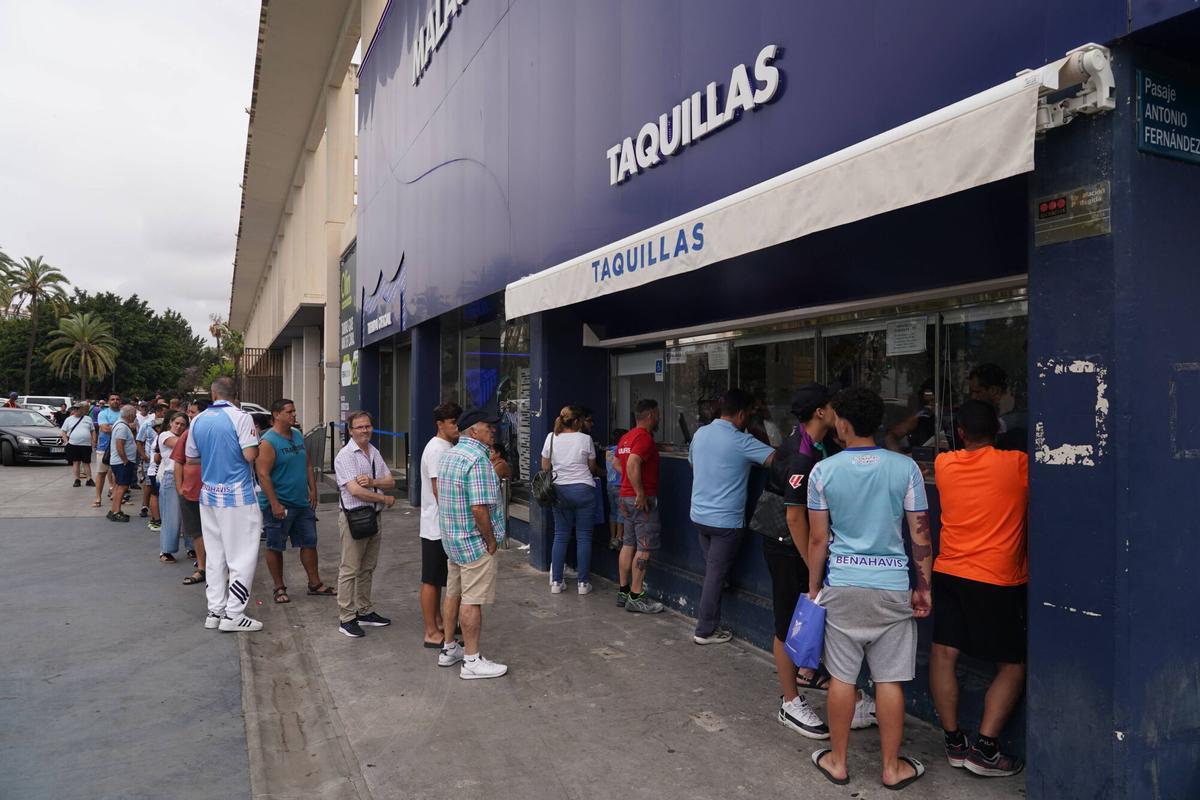 Colas en La Rosaleda de abonados malaguistas para comprar este lunes las entradas del domingo para la ida de la final por el ascenso contra el Almería.