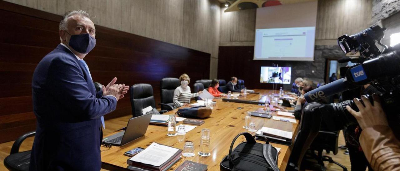 El consejo de Gobierno reunido en Santa Cruz de Tenerife durante la pandemia.