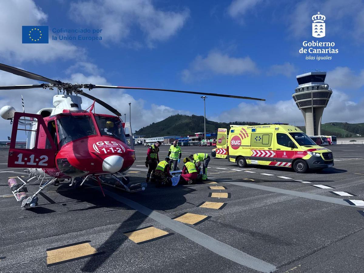 Transferencia de la afectada desde el recurso aéreo a la ambulancia del SUC en el aeropuerto Tenerife Norte