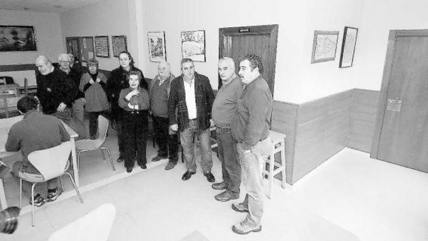 Aníbal Vázquez, junto a varios concejales y miembros de la directiva del hogar del jubilado de Figaredo.