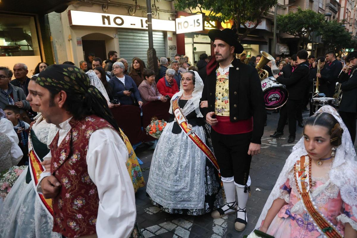 Falleros, en plena ofrenda de Sagunt.