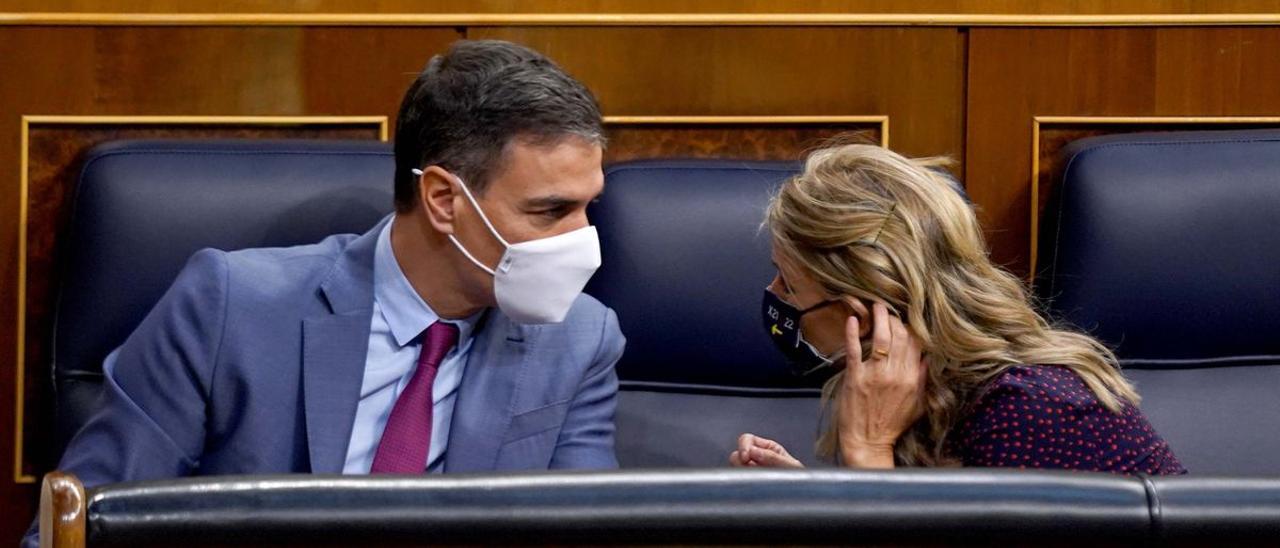 El presidente del Gobierno, Pedro Sánchez, y la vicepresidenta segunda, Yolanda Díaz; en el Congreso.