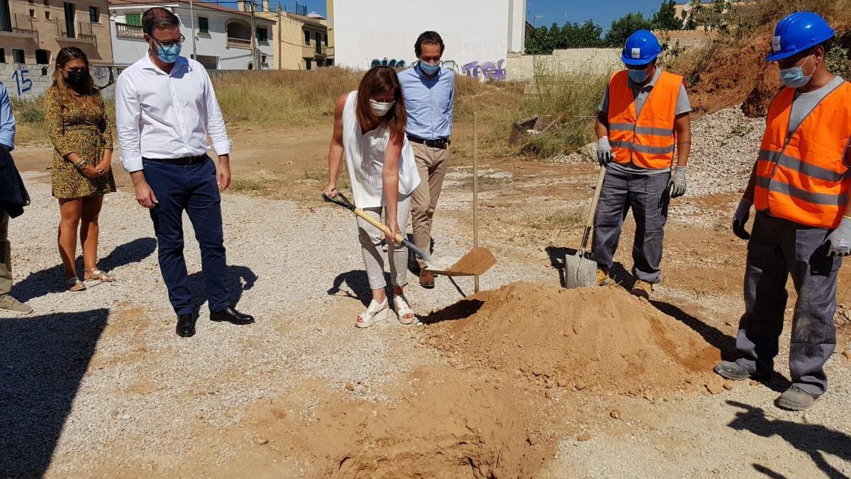 Armengol, Hila y Pons en el acto de colocación de la primera piedra de 19 viviendas públicas en El Amanecer