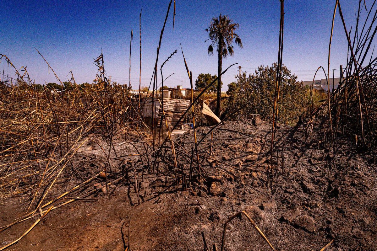 El 1 de julio de 2025, un día después del incendio, la zona de barracas cercana al Port de Barcelona mostraba el devastador impacto en las viviendas. En el mismo lugar, se conversó con vecinos que residen en chabolas improvisadas y que se han establecido allí recientemente.