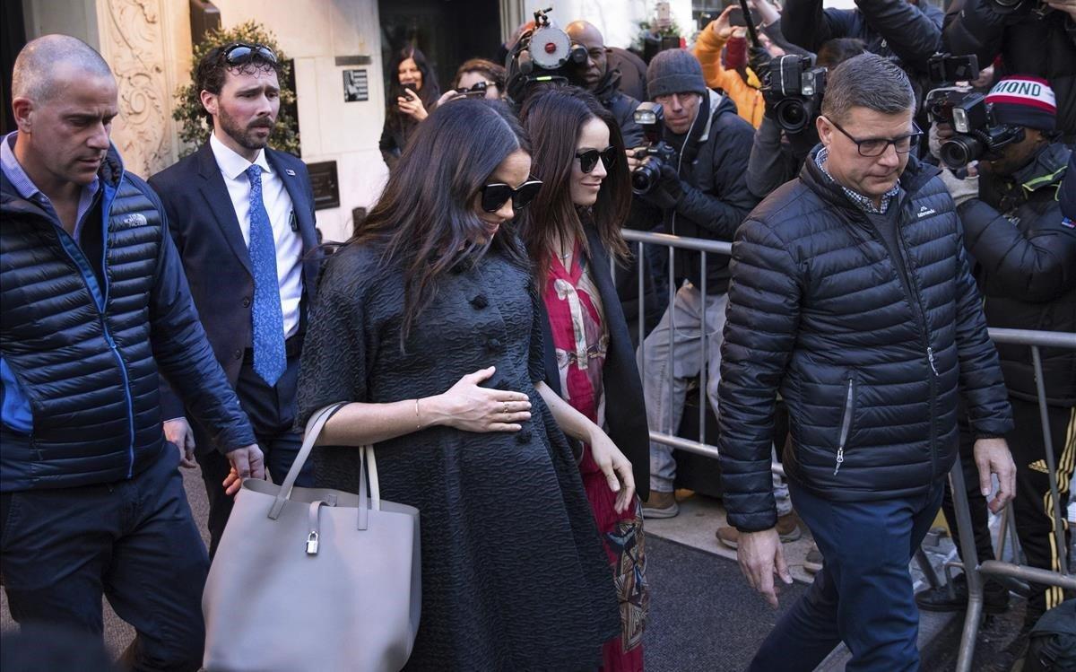 lmmarco47028335 meghan  duchess of sussex  leaves the surrey hotel ahead of 190220134806