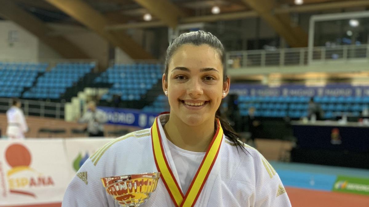 Laura Volo posa con su medalla de campeona de España