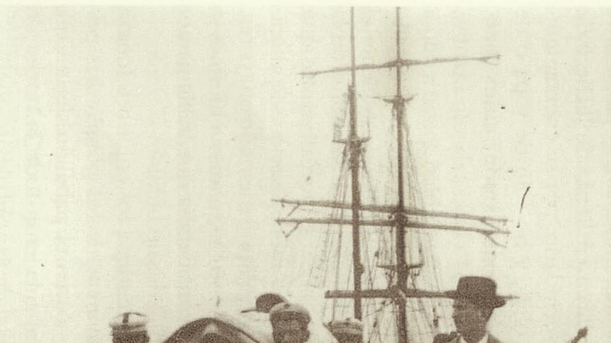 Llegada de supervivientes de la guerra de Cuba al puerto de Vigo (septiembre de 1898). // Archivo