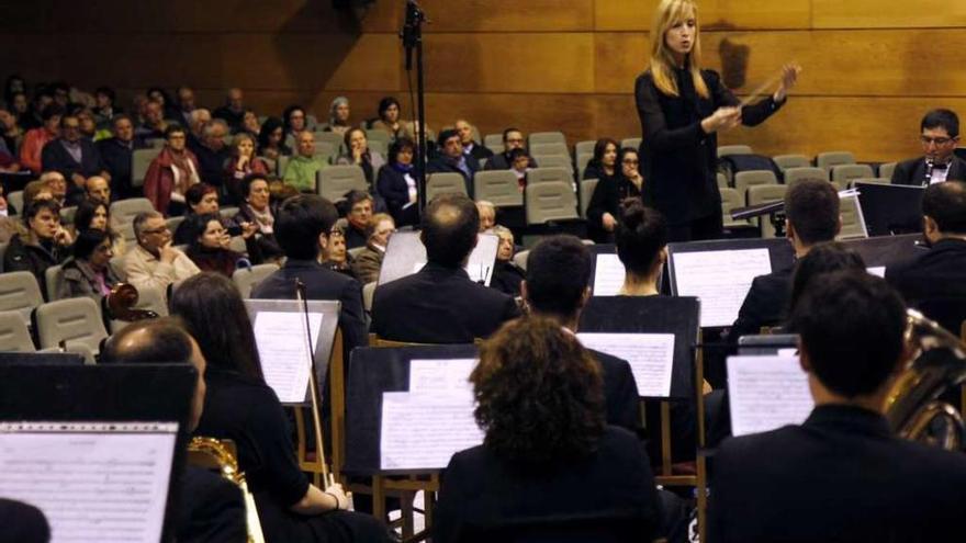 Actuación de la Banda de Lalín, bajo la batuta de Isabel Rubio, ayer en Silleda. // Bernabé/Luismy