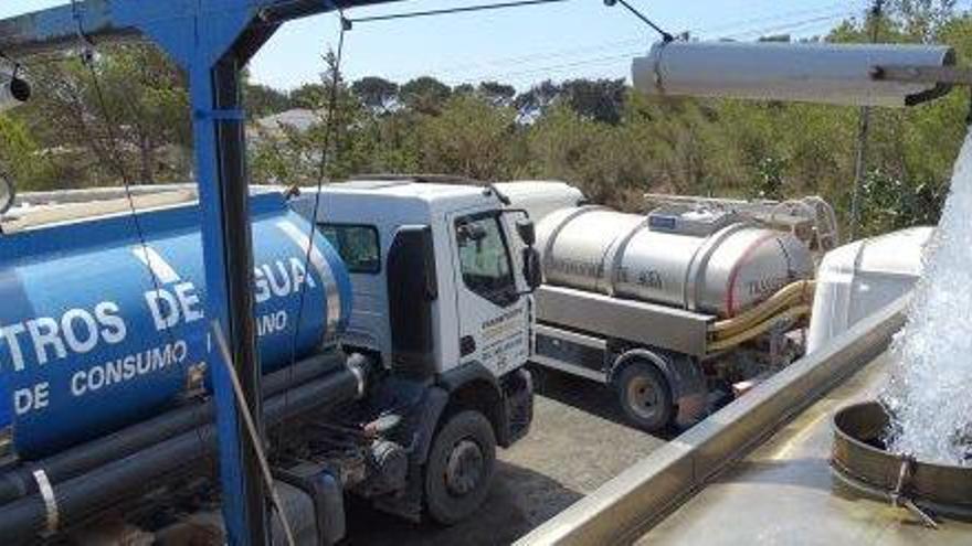 Camiones cuba cargando agua en Formentera.