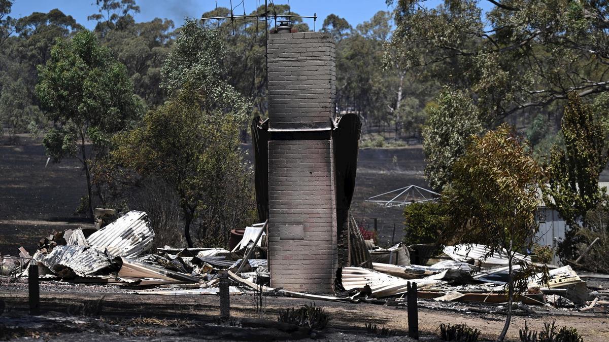 Propiedad dañada por un incendio en Harcourt, Victoria, el sábado 10 de enero de 2026.