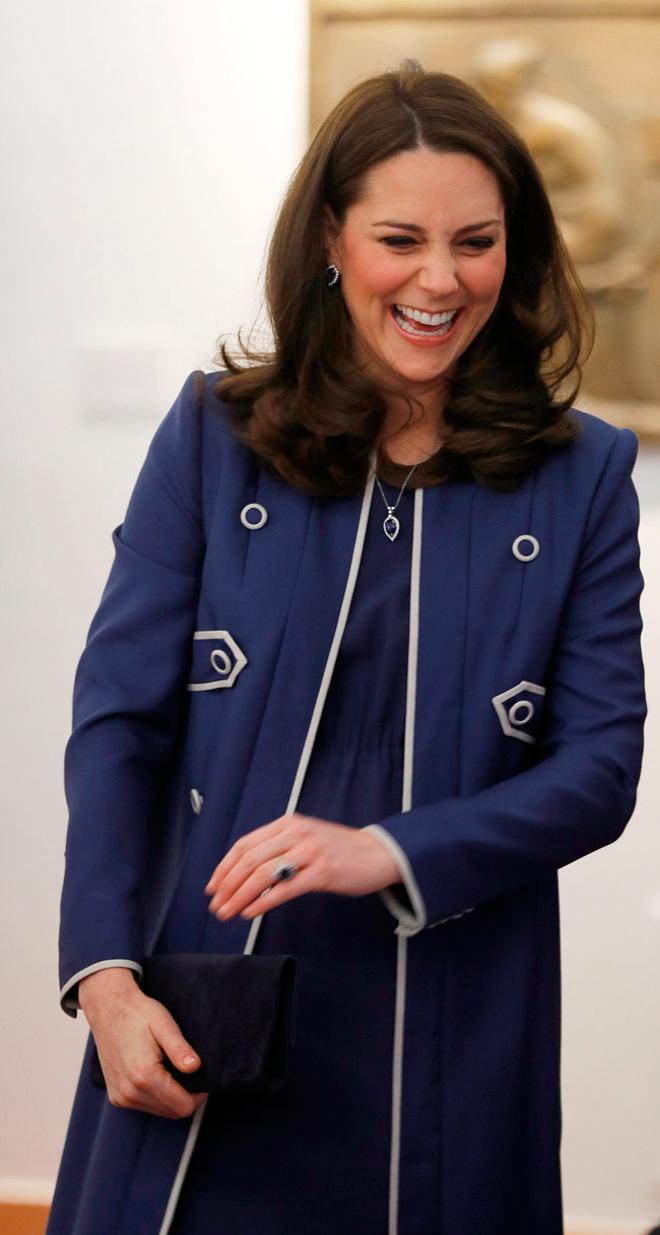 Kate Middleton, muy simpática en su visita al Colegio de Ginecólogos de Londres